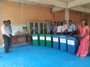 2025 உலக சுற்றாடல் தினத்தினை முன்னிட்டு ஆரம்பிக்கப்பட்டுள்ள ” உங்களுக்கு தேவையற்றது.இன்னொருவருக்கு பயனளிக்கும்” செயற்றிட்டத்தின் மூலம் சேகரிக்கப்பட்ட பொருட்கள் புத்தூர் – தலைமை அலுவலகத்தில் அமைக்கப்பட்டுள்ள பொருட்களினை பகிர்ந்தளிக்கும் விசேட நிலையத்தில் பொருட்கள் தரம்பிரிக்கப்பட்டு காட்சிப்படுத்தப்பட்டுள்ளது.